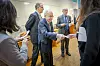 Sturla Steinsvik, hovedeier i Ren, delte ut mange visittkort på et gruveseminar for ambassadører forrige uke. Fensfeltet-selskapet trenger investorer for å bygge gruven. Carl Diderik Cappelen (bak til venstre) eier om lag fem prosent av selskapet, mens Alf Reistad er daglig leder. Foto: Arne Fenstad