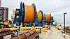 Tre fleksible kabler legges parallelt 1,7 kilometer fra IQuay inn til land ved Wilhelmshaven i Tyskland. En egen lekter måtte utrustes for oppgaven. Foto: Econnect Energy