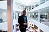 Espen Riska viser stolt frem Ateas nye bygg utenfor Stavanger. Foto: Delta V