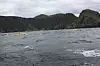 To generatorer PÅ OVERFLATEN: En diskosbøye med en diameter på 4 meter, og en sekskantet torusbøye med en diameter på 6 meter følger bølgene utenfor Runde. I forgrunnen flyter en solcelledrevet målebøye som sender kontinuerlig informasjon om bølgeklimaet til vaktsentralen i Ørsta.