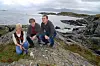 KONSEKVENSKONTROLL: Lise Chapman (f.v.) har ansvar for miljøundersøkelsene for bølgekraftverket som utføres ved Runde Miljøsenter, hvor Nils Roar Hareide er daglig leder. Energiingeniør Svein Vassbotn i Tussa er spent på resultatene.