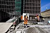 MANGE: På det meste jobbet det nærmere 150 personer med å rydde opp i de mest skadde byggene. Nå trengs langt færre. FOTO: Håkon Jacobsen