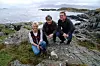 KONSEKVENSKONTROLL: Lise Chapman (f.v.) har ansvar for miljøundersøkelsene for bølgekraftverket som utføres ved Runde Miljøsenter, hvor Nils Roar Hareide er daglig leder. Energiingeniør Svein Vassbotn i Tussa er spent på resultatene.