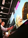 IFA: En skjerm registrerer fingerbevegelsen, mens en annen skjerm spiller av innholdet.