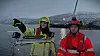 Produksjonsleder Tomas Haluza (tv.) i Metrostav Norge og teknisk byggeleder Sindre Vaaje i Statens vegvesen inspiserer arbeidet med pelene fra båt. Foto: Knut Haarvik/Statens vegvesen