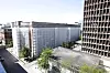 KNUST: G-blokka som huser Finansdepartementet, her dekket av duk, hadde ingen strukturelle skader. Derimot ble over 250 vindusfelt skadet. FOTO: Håkon Jacobsen