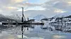 Arbeidet med å banke ned stålpelene som skal bære Ramfjordbrua er ferdig. Fra åsen midt i bildet skal brua gå på skrå ned til sjøfyllinga på andre siden av fjorden. Foto: Elisabeth Gundersen/Statens vegvesen
