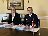 Avtalen ble signert i kommandantboligen på Bergenhus festning i Bergen av sjef maritime kapasiteter, flaggkommandør Stein Håvard Bergstad i Forsvarsmateriell og Lena Mariann Ulveraker, Vice President Naval Systems, Kongsberg Defence & Aerospace. Foto: Forsvarsmateriell