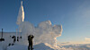 Tro det eller ei, under disse snøskavlene er det et antenneanlegg. Bildet er tatt på Skolten (1130 moh), der Avinor Flysikring leier plass til systemer for navigasjon og kommunikasjon i Telenors stasjon. Det anlegget kan bare nås etter en snøskutertur på 170 kilometer. En arbeidsplass helt utenom det vanlige.