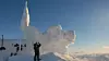 Tro det eller ei, under disse snøskavlene er det et antenneanlegg. Bildet er tatt på Skolten (1130 moh), der Avinor Flysikring leier plass til systemer for navigasjon og kommunikasjon i Telenors stasjon. Det anlegget kan bare nås etter en snøskutertur på 170 kilometer. En arbeidsplass helt utenom det vanlige.