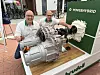Teknologiansvarlig Geir Brudeli (t.v.) og daglig leder Lasse Bjørkhaug og i Brudeli Green Mobility opplever stor interesse for sin hybride løsning for lastebiler.