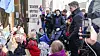 Onsdag er det to år siden Høyesterett slo fast at vindkraftverkene på Fosen bryter med urfolksrettighetene til reineierne i området, og det er varslet nye demonstrasjoner. Her møter olje- og energiminister Terje Aasland aksjonistene da de demonstrerte 500 dager etter dommen.
