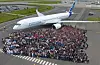 Deler av airbusstaben i Blagnac sammen med den første A350-900 som skal i lufta i løpet av sommeren.