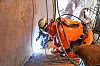 Her sveises fundamenter fast i dekket på lekteren som skal transportere Munin ut til feltet i Nordsjøen. Foto: Thomas Førde