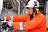 Før sommeren skal Damian Lübeck, lærling hos Aibel, avlegge fagprøven som industrimekaniker. Foto: Thomas Førde