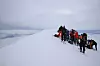 Skiturister på toppen av Dronning Maudfjell på Svalbard. Foto: Tore Stensvold