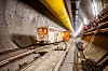 Et lite fraktetog i den vestre hovedtunnelen, hvor en tunnelboremaskin (TBM) har sørget for boringen og tunnelkledningen. Foto: Brenner Basistunnel/BBT-SE