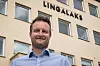 Daglig leder Kristian Botnen foran den gamle bankbygningen som administrasjon av Lingalaks nylig flyttet inn i og der ti oppdrettsanlegg i Hordaland styres fra. Foto: Otto von Münchow