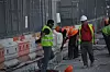 ARBEIDERE: En arbeider kaster hjelmen.