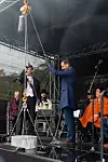 Grunnsteinen ble lagt ned av kronprins Haakon etter at den var grundig dynket i øl. Sammen med ham står daværende leder for Samfundet, Fredrik Aakre. Foto: f.g.samfundet.no