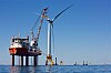 Her installerer det norske installasjonsskipet Brave Tern USAs første havvindturbin. Når skipet er i arbeidshøyde, rager kranen rundt 50 meter høyere enn frihetsgudinnen.