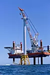 Del for del: Her har Brave Tern løftet nacellen og plassert den på tårnet til USAs første havvindmølle. Havvindparken Block Island (30 MW) skal bestå av fem turbiner. Foto: Deepwater Wind
