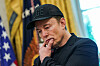 Elon Musk mener førerløse biler er en sentral del av Teslas fremtidige virksomhet. her er han under en pressekonferanse i Det hvite hus.