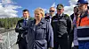 Statsminister Erna Solberg sammen med justis-, beredskaps- og innvandringsminister Tor Mikkel Wara, politidirektør Reidar Humlegård og Jonny Hermansen, prosjektleder i Skanska.