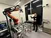 Sølvar Flatmo fra robotleverandør Intek forklarer hvordan lasersveisingen foregår.