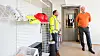 Trygve Slagsvold Vedum (Sp) og daglig leder Hans-Olav Veflen i Veflen Entreprenør inne på selskapets brakkerigg i Lillestrøm. På rommene finnes det seng, et lite kjøkken og eget bad. Foto: Emilie Holtet, NTB