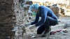 Anneke ter Schüre tar prøver i steinalderhule i Armenia.