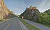Den nye E6 skal gå tvers gjennom bergnabben til høyre. Kruse Smith er i gang med å sprenge den bort. Den som får kontrakten på tilstøtende veger, skal fordele sprengsteinen.