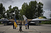 De første F-16-flyene ble levert til Ukraina denne uken. Her står Zelenskyj ved de sårt etterlengtede kampflyene på en militærbase i Ukraina søndag.