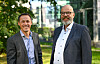Morten Landsgård i Hydro (t.v.) og Ronny Bergerud i GreenCap Solutions skal teste ut karbonfangst som er egnet for utslipp med lav andel karbondioksid i røykgassen.