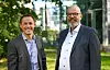 Morten Landsgård i Hydro (t.v.) og Ronny Bergerud i GreenCap Solutions skal teste ut karbonfangst som er egnet for utslipp med lav andel karbondioksid i røykgassen.
