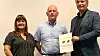 Klima- og miljøminister Ola Elvestuen (t.h.) fikk overrakt rapporten om betong- og trebygg av Anne Rønning, Østfoldforskning, og John-Erik Reiersen, Betongelementforeningen. Bilde: Betongelementforeningen