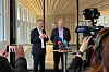 – Nå skal vi kjøre på, sa samferdselsminister Jon-Ivar Nygård til de fremmøtte på Arna stasjon, der han lovet igangsetting av Fellesprosjektet Arna-Stanghelle vest for Bergen. T.h. finansminister Trygve Slagsvold Vedum. Foto: Katrine Nordanger Mjelde