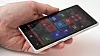 Telefonen er tynnere og lettere enn storebror Lumia 930.