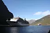 MV Arcadia fra 2004 tilhører Carnivals rederi P&O er her på vei ut fra Flåm. Skipet har seks Wärtsilä dieselmotorer med samlet effekt på 52 MW og sengeplass til drøyt 2000 passasjerer. Foto: Tore Stensvold