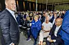 En lang rekke samfunnstopper deltok på åpningen av Morrows – og Norges – første storskala batterifabrikk i Arendal i august. Til venstre står Morrow-sjef Lars Christian Bacher. Sittende på første rad: Høyre-leder Erna Solberg, LO-leder Peggy Hessen Følsvik og NHO-sjef Ole Erik Almlid.