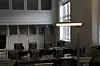 ELSIKKERHET: Det elektriske anlegget er nedslitt og tåler ikke lenger vanlig bruk. Derfor er det installert midlertidige kurser med løse gulvlamper for studenter og forelesere.