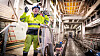 100 meter under bakken, på den bakre enden av en av de fire tunnelboremaskinene, forklarer prosjektleder i Bane Nor, Anne Kathrine Kalager, hvordan TBMene har boret seg sørover langs Follobane-traseen.