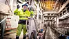 100 meter under bakken, på den bakre enden av en av de fire tunnelboremaskinene, forklarer prosjektleder i Bane Nor, Anne Kathrine Kalager, hvordan TBMene har boret seg sørover langs Follobane-traseen.