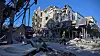 Redningsarbeidere med en ødelagt bygning etter russisk missilangrep mot Pokrovsk i Donetsk i august 2023.
