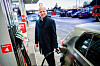 Senterparti-leder Trygve Slagsvold Vedum mener Konkurransetilsynet må følge nøye med på hvordan de enkelte kjedene opptrer etter kuttet i drivstoffavgiftene.