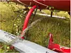 Aluminiumskordelene er tvinnet rundt helikopterets høyre understell etter nødlandingen på myra.