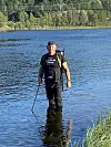 Etter å ha vært sterkt preget av forurensning fra industri, har elven Otra igjen blitt et lakseførende vassdrag. Men Jostein Mosby i Otra laxefiskelag er bekymret for årets lakseyngel. Otra er en av mange norske elver som er utsatt for effektkjøring hos kraftverkene. Foto: Hilde Mosby