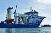 Det er verdens største offshore konstruksjonsskip som skal gjennomføre selve løftet. Skipet er nylig ombygd og har fått installert en ny løftekonstruksjon, slik at det kan løfte 420 tonn i opptil ni meter høye bølger.