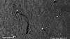 Radarbilde fra den europeiske satellitten Sentinel-1 over Nordsjøen den 11. juli som viser hvordan oljesøl kan ses i radarbilder som mørke flekker mot omkringliggende grått hav. De lyse punktene er plattformer eller skip som gir sterke refleksjoner i radarbilder. Contains modified Copernicus Sentinel data [2019].