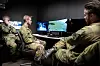 Korporal Thor Eirik Arnesen (i midten) tester egenskapene til en militarisert dronesimulator. Foto: Eirik Helland Urke
